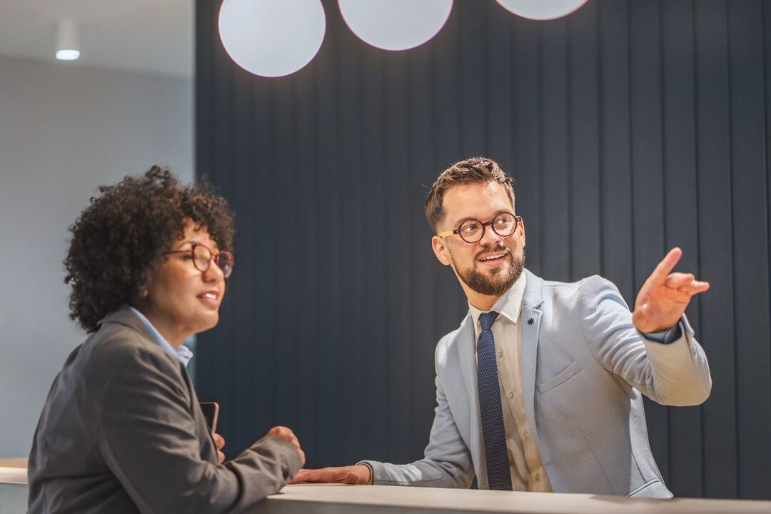 Web_Desktop-Multikultūriniai verslininkai susitinka įmonės priimamajame