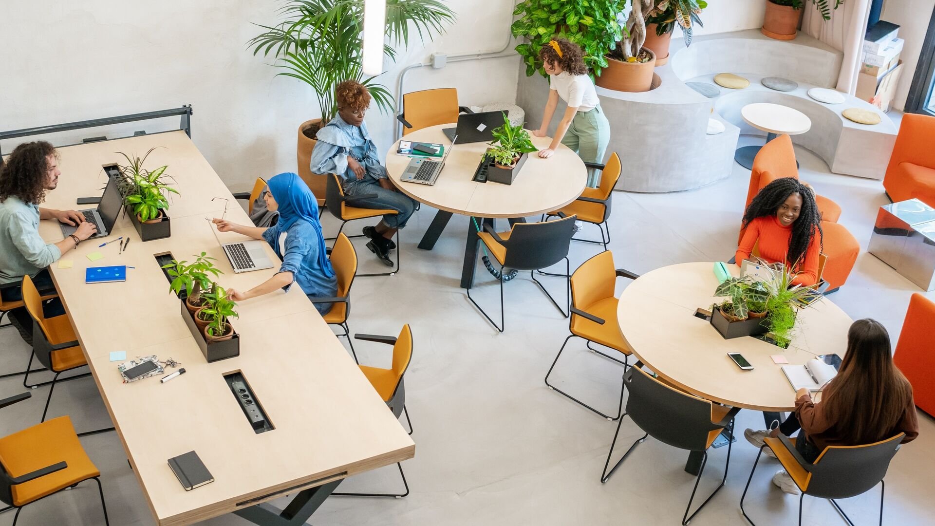 Didelis modernus bendradarbystės biuras su kolegomis.